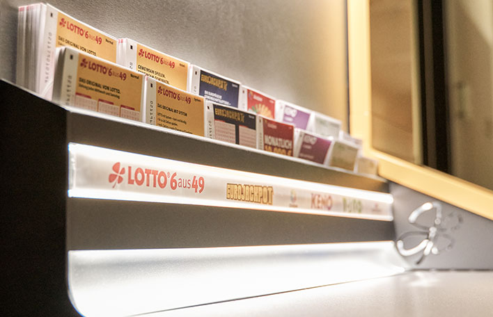 In eine LOTTO-Wand einsortierte Spielscheine verschiedener Lotterieprodukte aus dem Geschäftsfeld LOTTO 6aus49 der Staatlichen Lotterie- und Spielbankverwaltung